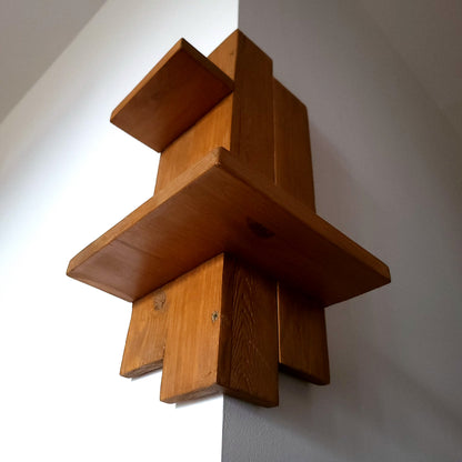 GRANDE ÉTAGÈRE D'ANGLE EXTÉRIEUR EN BOIS DE PIN AVEC 2 TABLETTES - MODÈLE ÉCOLO, ARTISANAL, ORIGINAL & UNIQUE