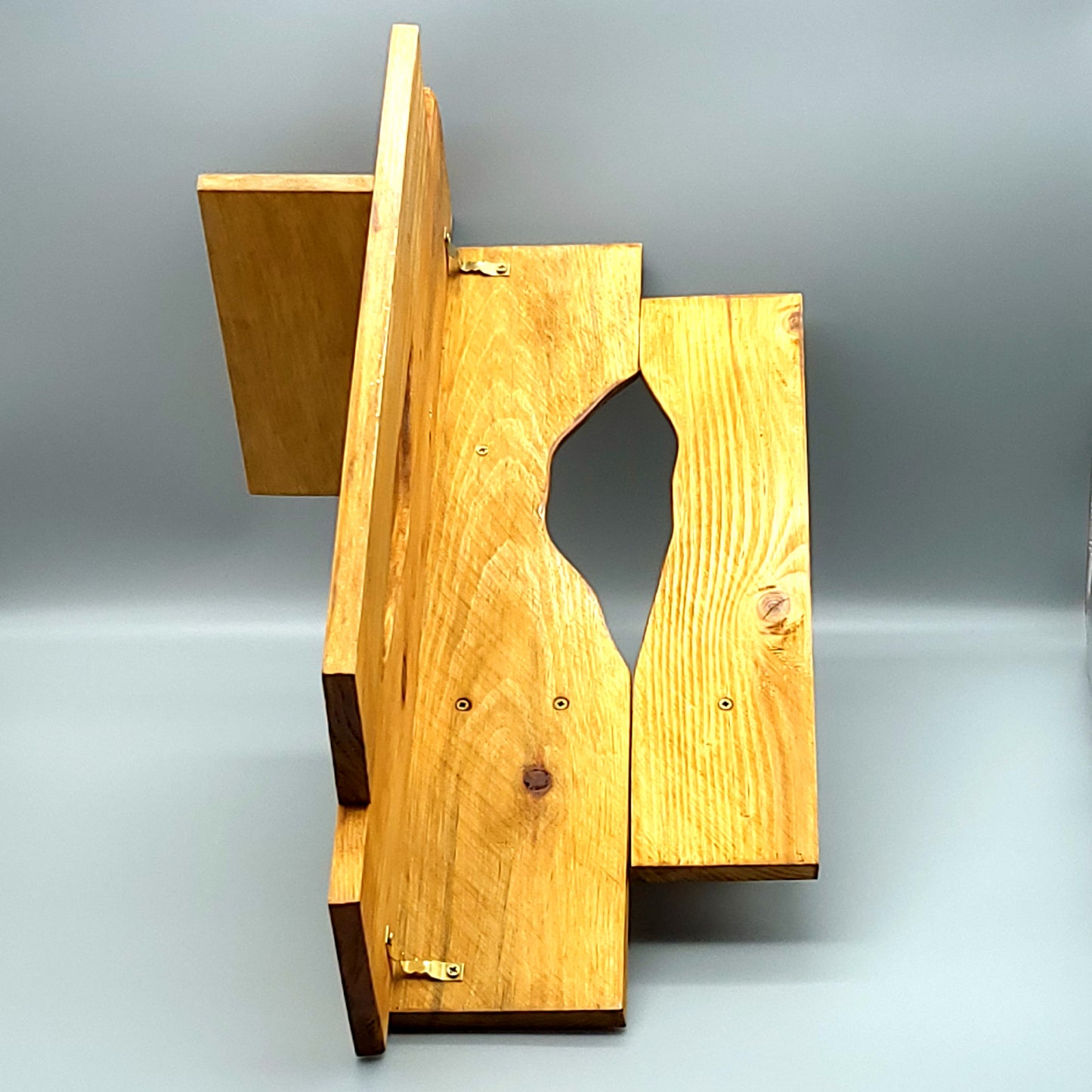 GRANDE ÉTAGÈRE D'ANGLE EXTÉRIEUR + 2 OUVERTURES SCULPTÉES & 2 TABLETTES DÉCALÉES EN BOIS DE PIN - MODÈLE ÉCOLO, ARTISANAL, ORIGINAL & UNIQUE