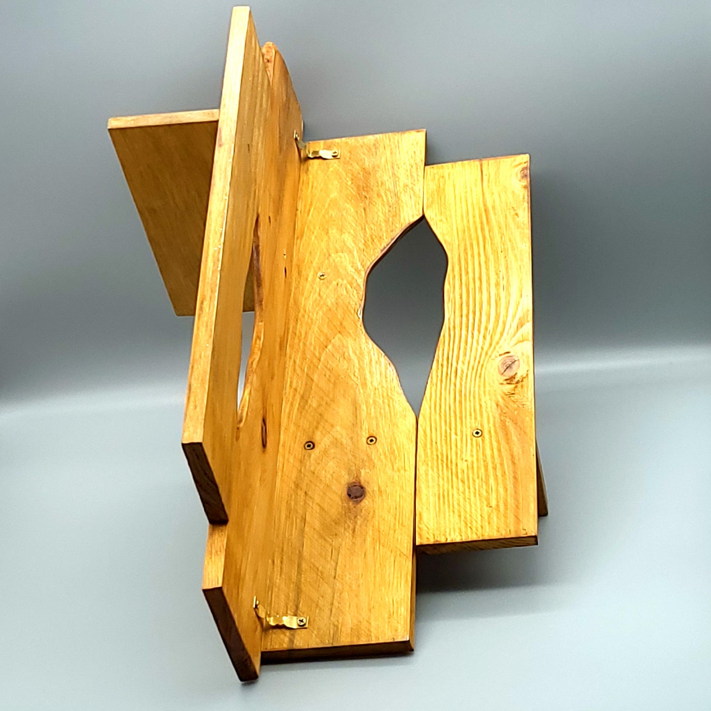 GRANDE ÉTAGÈRE D'ANGLE EXTÉRIEUR + 2 OUVERTURES SCULPTÉES & 2 TABLETTES DÉCALÉES EN BOIS DE PIN - MODÈLE ÉCOLO, ARTISANAL, ORIGINAL & UNIQUE