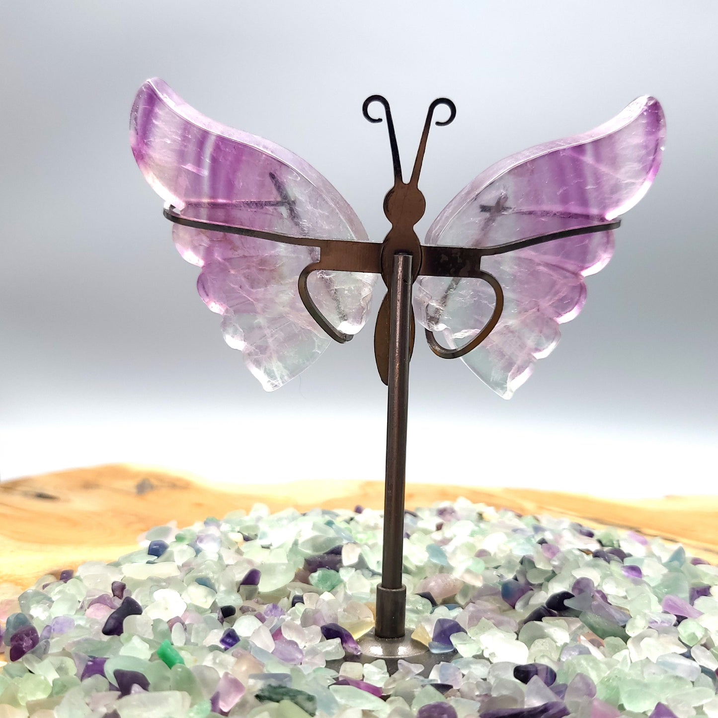 GRAND PAPILLON EN PIERRE DE FLUORITE N°9  SUR SOCLE EN MÉTAL - DÉCORATION ARTISANALE, ORIGINALE & UNIQUE