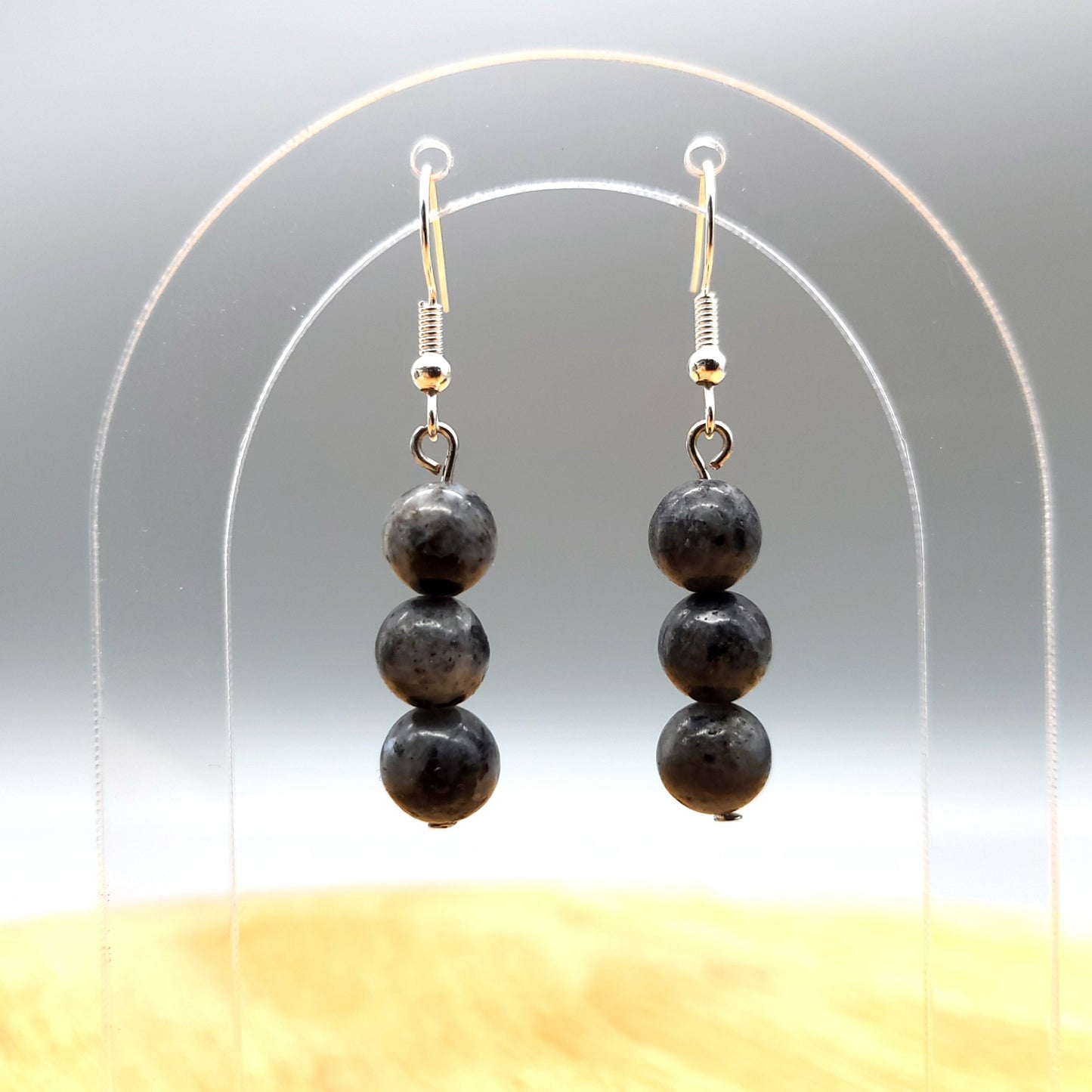BOUCLES D'OREILLES EN PIERRE DE LARVIKITE (REFLETS ARGENTÉS) - BIJOUX ARTISANAUX, UNIQUES & ORIGINAUX