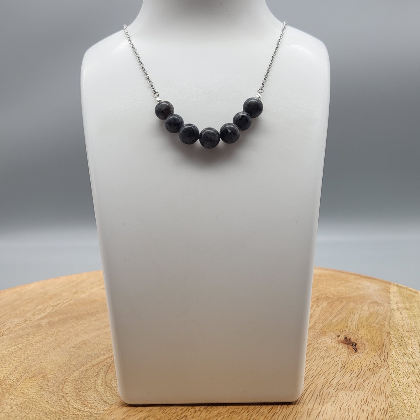 COLLIER DE 7 PERLES EN PIERRES DE LARVIKITE (REFLETS ARGENTÉS...) - BIJOU ARTISANAL, UNIQUE & ORIGINAL