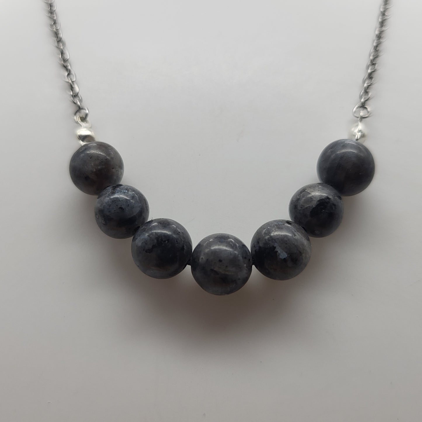 COLLIER DE 7 PERLES EN PIERRES DE LARVIKITE (REFLETS ARGENTÉS...) - BIJOU ARTISANAL, UNIQUE & ORIGINAL
