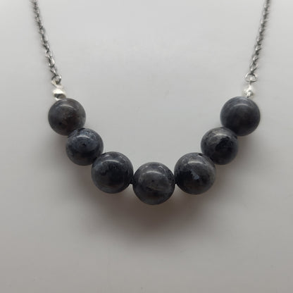 COLLIER DE 7 PERLES EN PIERRES DE LARVIKITE (REFLETS ARGENTÉS...) - BIJOU ARTISANAL, UNIQUE & ORIGINAL