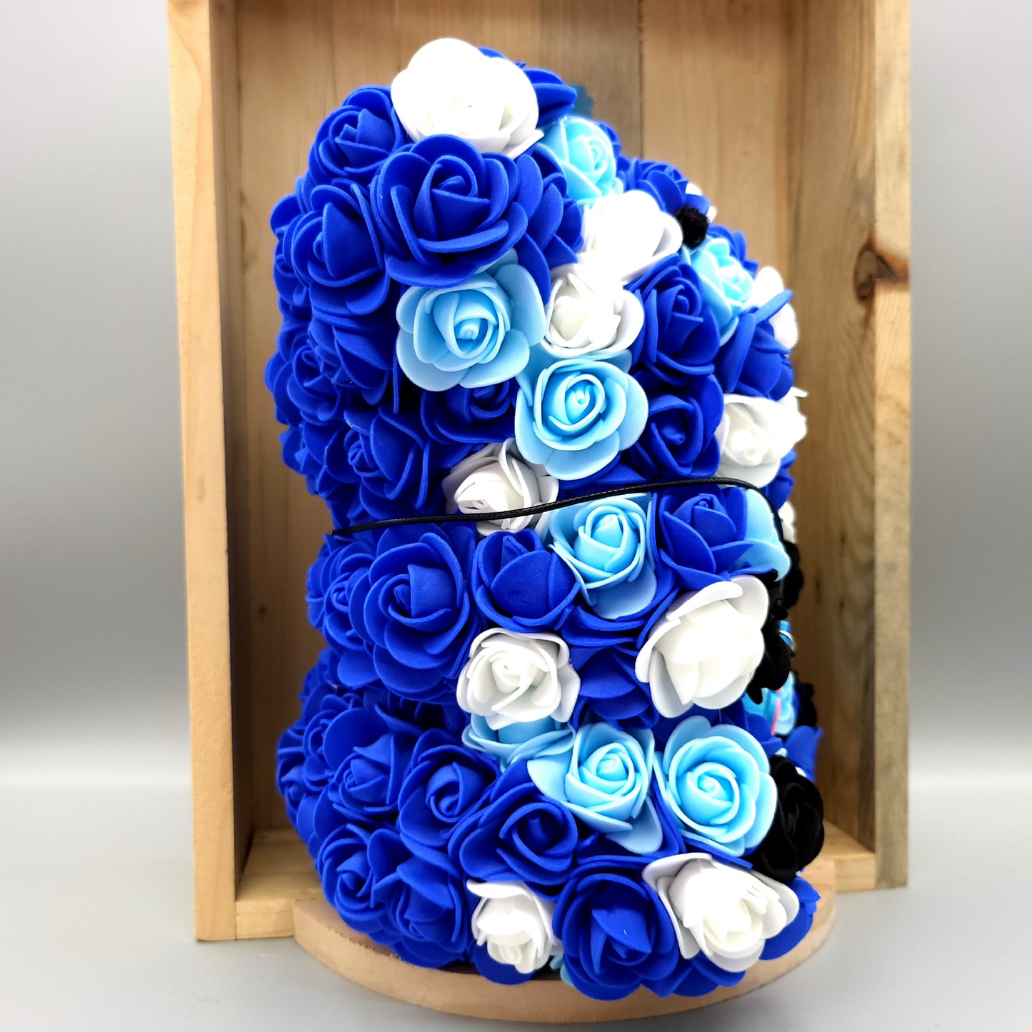 DÉCORATION " 2 EN 1 " OURSON BLEU ET BLANC EN 3D + BIJOU COLLIER FANTAISIE - UNIQUE, ORIGINAL & ARTISANAL