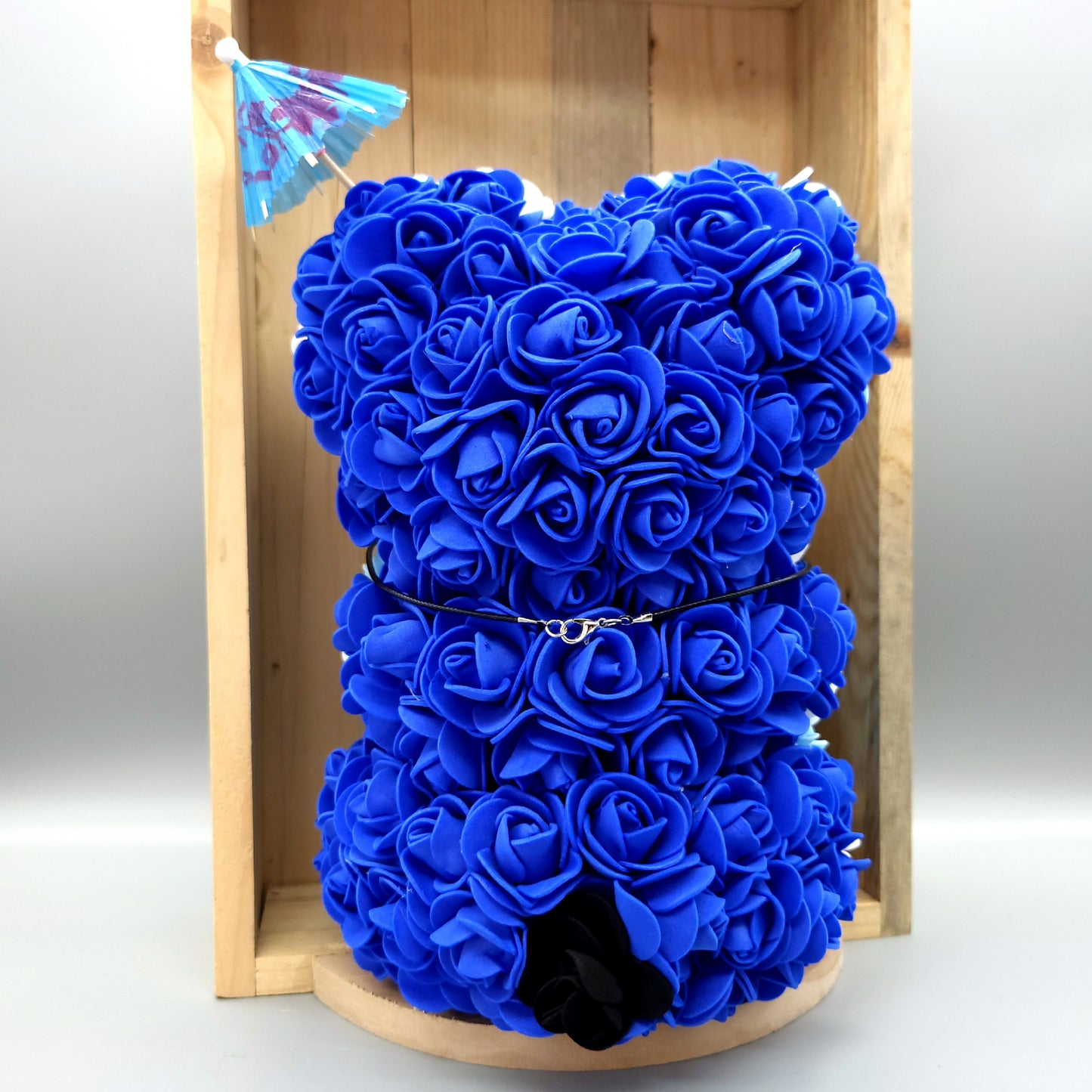 DÉCORATION " 2 EN 1 " OURSON BLEU ET BLANC EN 3D + BIJOU COLLIER FANTAISIE - UNIQUE, ORIGINAL & ARTISANAL