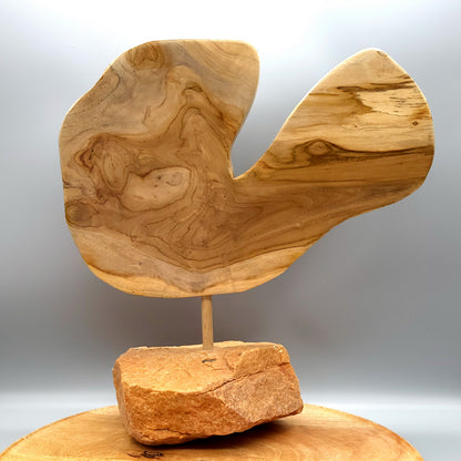 SCULPTURE "AU GRAND COEUR" EN TECK, SOCLE EN PIERRE D'OCRE - UNIQUE, ARTISANALE & ORIGINALE