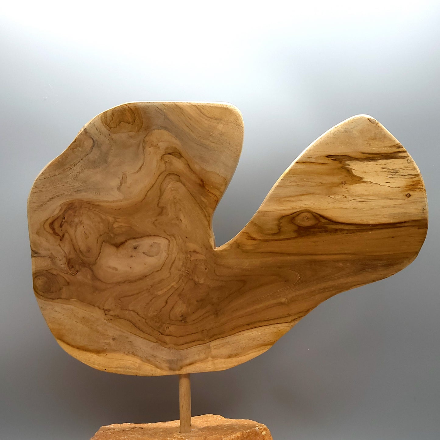 SCULPTURE "AU GRAND COEUR" EN TECK, SOCLE EN PIERRE D'OCRE - UNIQUE, ARTISANALE & ORIGINALE