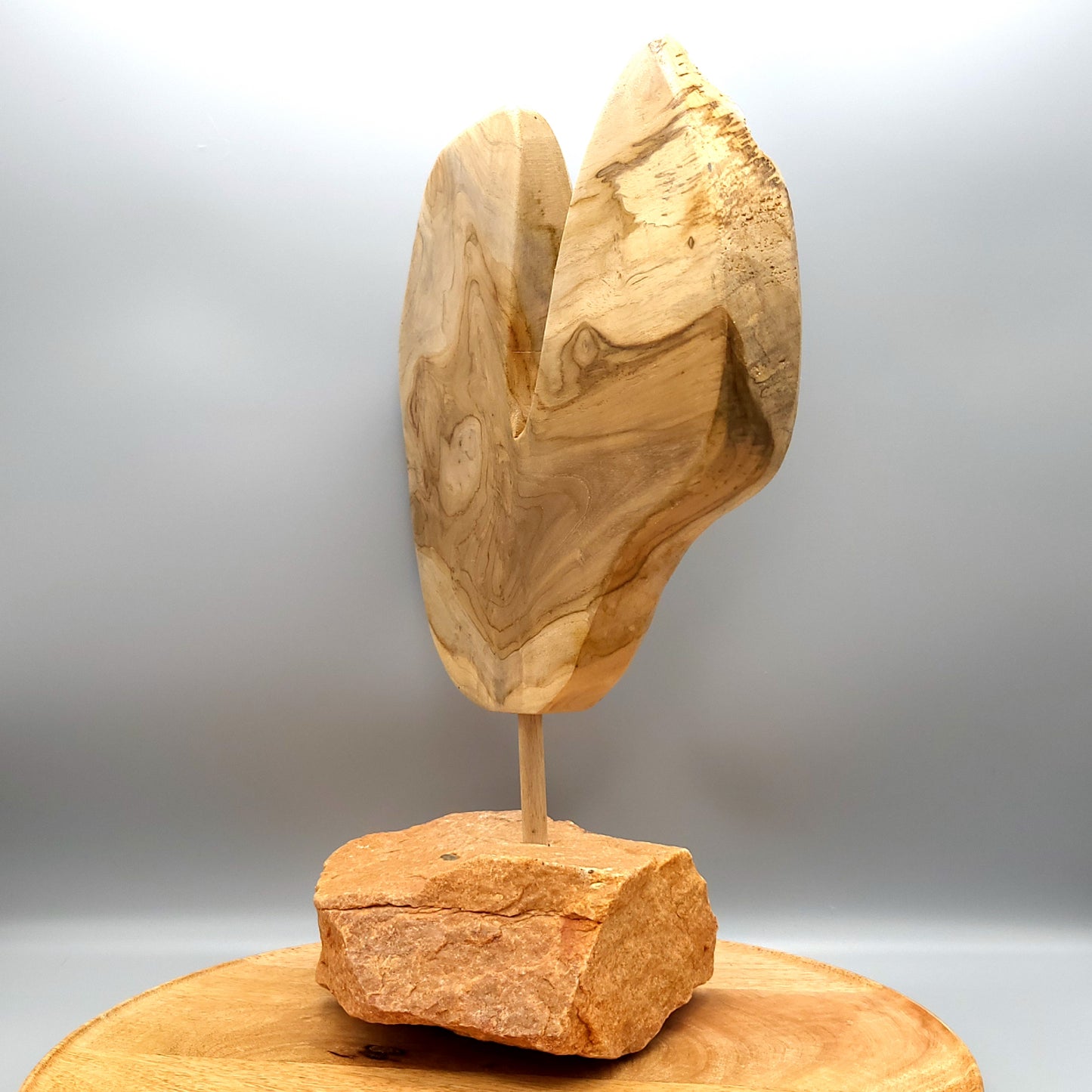 SCULPTURE "AU GRAND COEUR" EN TECK, SOCLE EN PIERRE D'OCRE - UNIQUE, ARTISANALE & ORIGINALE