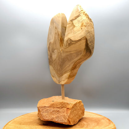 SCULPTURE "AU GRAND COEUR" EN TECK, SOCLE EN PIERRE D'OCRE - UNIQUE, ARTISANALE & ORIGINALE