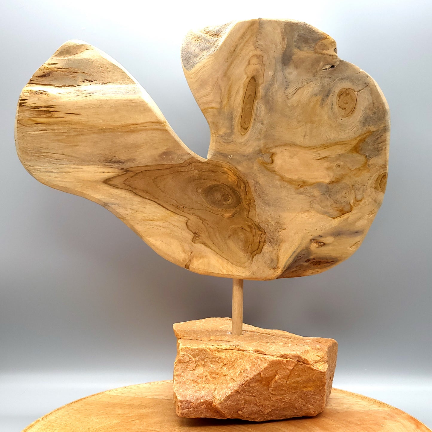 SCULPTURE "AU GRAND COEUR" EN TECK, SOCLE EN PIERRE D'OCRE - UNIQUE, ARTISANALE & ORIGINALE