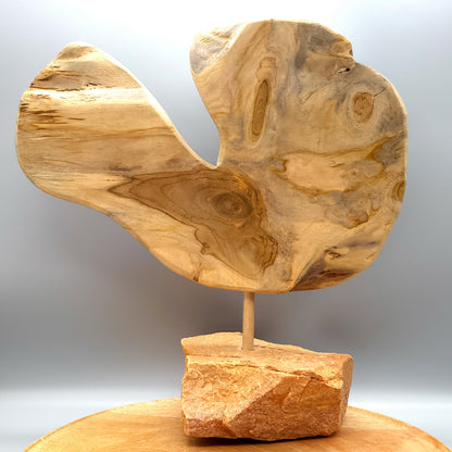 SCULPTURE "AU GRAND COEUR" EN TECK, SOCLE EN PIERRE D'OCRE - UNIQUE, ARTISANALE & ORIGINALE