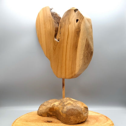 GRANDE SCULPTURE "JOLI COEUR" EN TECK + SOCLE EN BOIS D'OLIVIER - UNIQUE, ARTISANALE & ORIGINALE