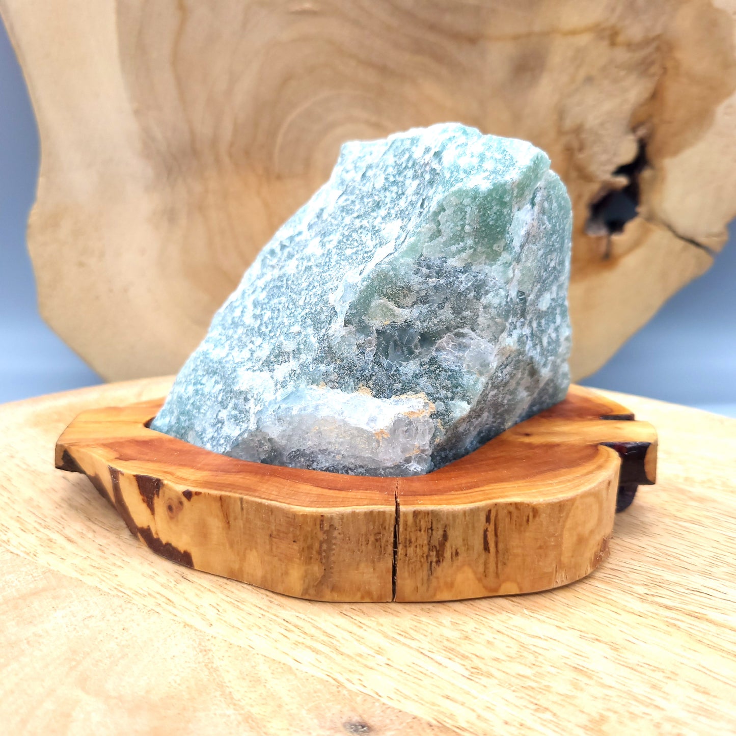 DÉCORATION EN PIERRE AVENTURINE VERTE SUR SOCLE SCULPTÉ EN BOIS (CADE) AU CHOIX – UNIQUE, ORIGINALE & ARTISANALE
