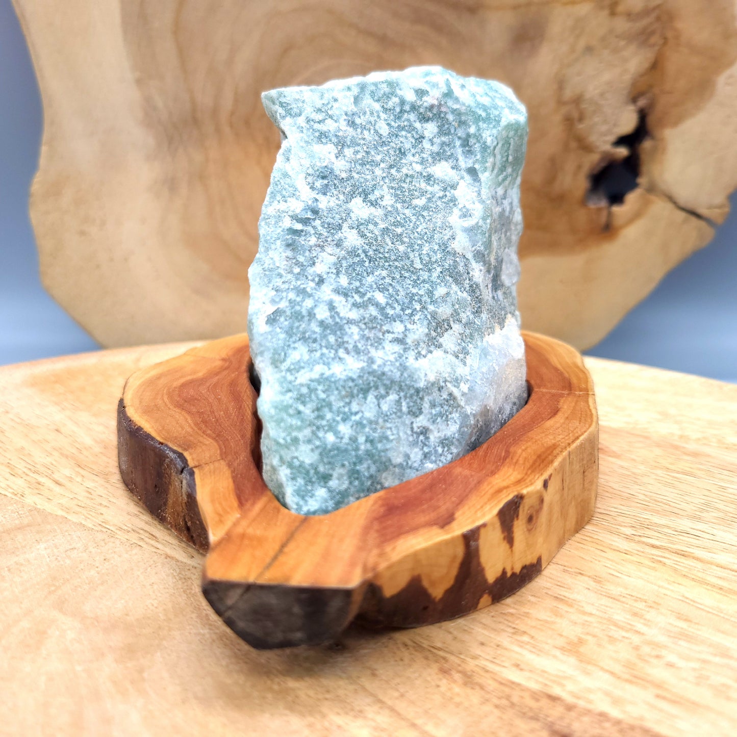 DÉCORATION EN PIERRE AVENTURINE VERTE SUR SOCLE SCULPTÉ EN BOIS (CADE) AU CHOIX – UNIQUE, ORIGINALE & ARTISANALE