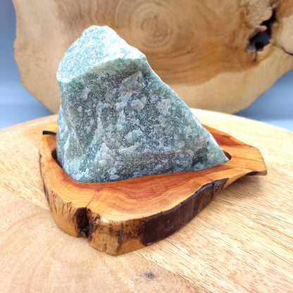 DÉCORATION EN PIERRE AVENTURINE VERTE SUR SOCLE SCULPTÉ EN BOIS (CADE) AU CHOIX – UNIQUE, ORIGINALE & ARTISANALE