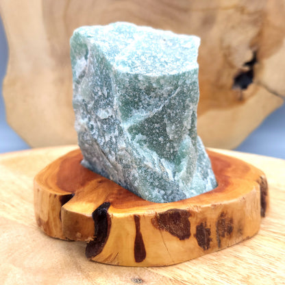 DÉCORATION EN PIERRE AVENTURINE VERTE SUR SOCLE SCULPTÉ EN BOIS (CADE) AU CHOIX – UNIQUE, ORIGINALE & ARTISANALE