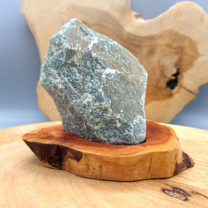 DÉCORATION EN PIERRE AVENTURINE VERTE SUR SOCLE SCULPTÉ EN BOIS (CADE) AU CHOIX – UNIQUE, ORIGINALE & ARTISANALE