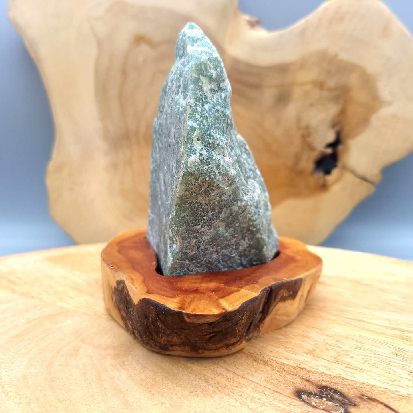 DÉCORATION EN PIERRE AVENTURINE VERTE SUR SOCLE SCULPTÉ EN BOIS (CADE) AU CHOIX – UNIQUE, ORIGINALE & ARTISANALE