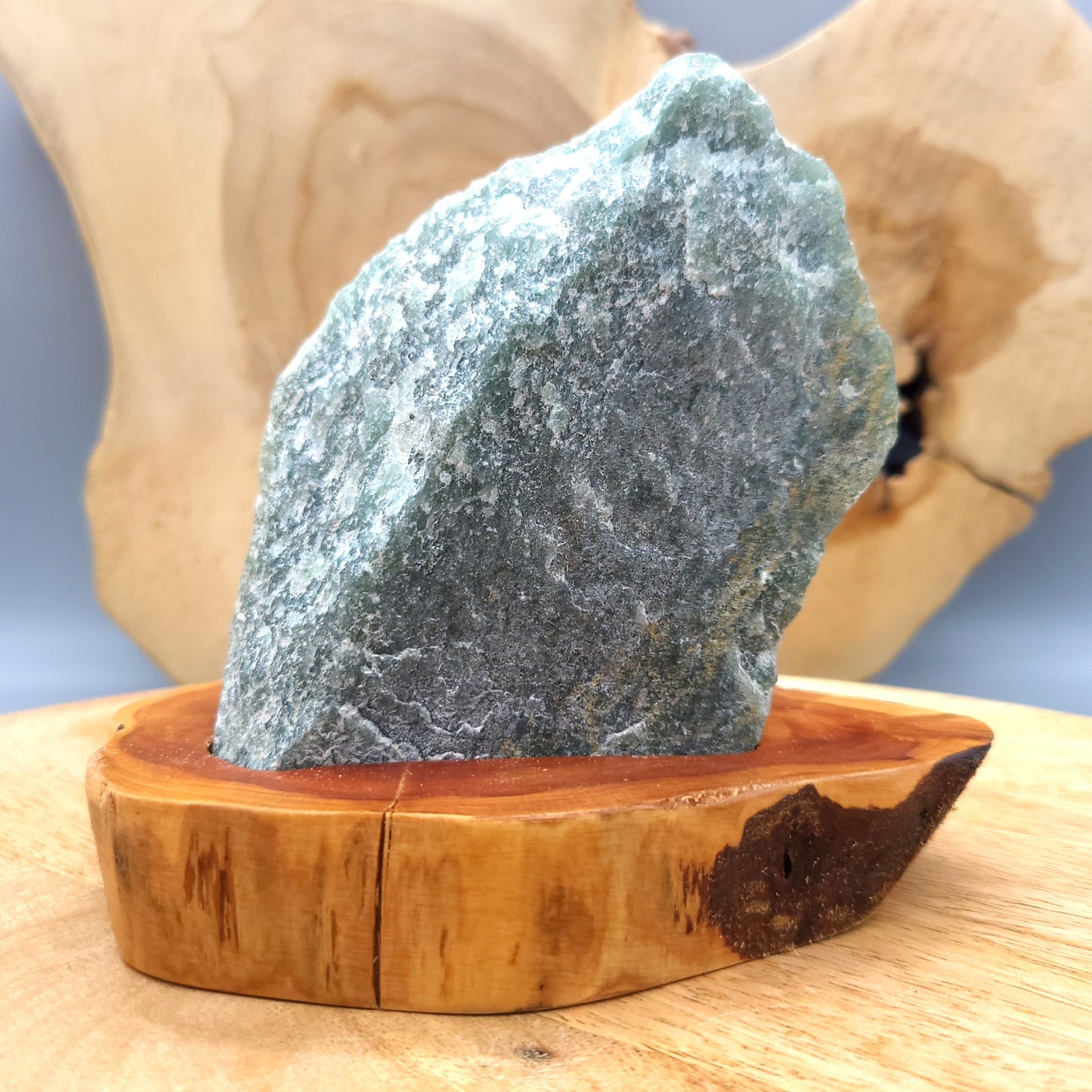 DÉCORATION EN PIERRE AVENTURINE VERTE SUR SOCLE SCULPTÉ EN BOIS (CADE) AU CHOIX – UNIQUE, ORIGINALE & ARTISANALE
