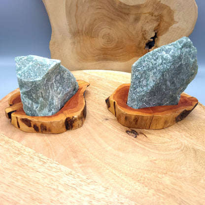 DÉCORATION EN PIERRE AVENTURINE VERTE SUR SOCLE SCULPTÉ EN BOIS (CADE) AU CHOIX – UNIQUE, ORIGINALE & ARTISANALE