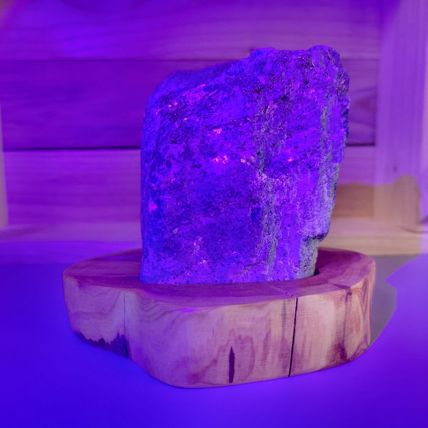 DÉCORATION EN PIERRE BRUTE DE LAPIS LAZULI AU CHOIX SUR SOCLE SCULPTÉ EN BOIS (CADE) – UNIQUE, ORIGINALE & ARTISANALE