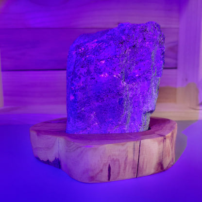 DÉCORATION EN PIERRE BRUTE DE LAPIS LAZULI AU CHOIX SUR SOCLE SCULPTÉ EN BOIS (CADE) – UNIQUE, ORIGINALE & ARTISANALE