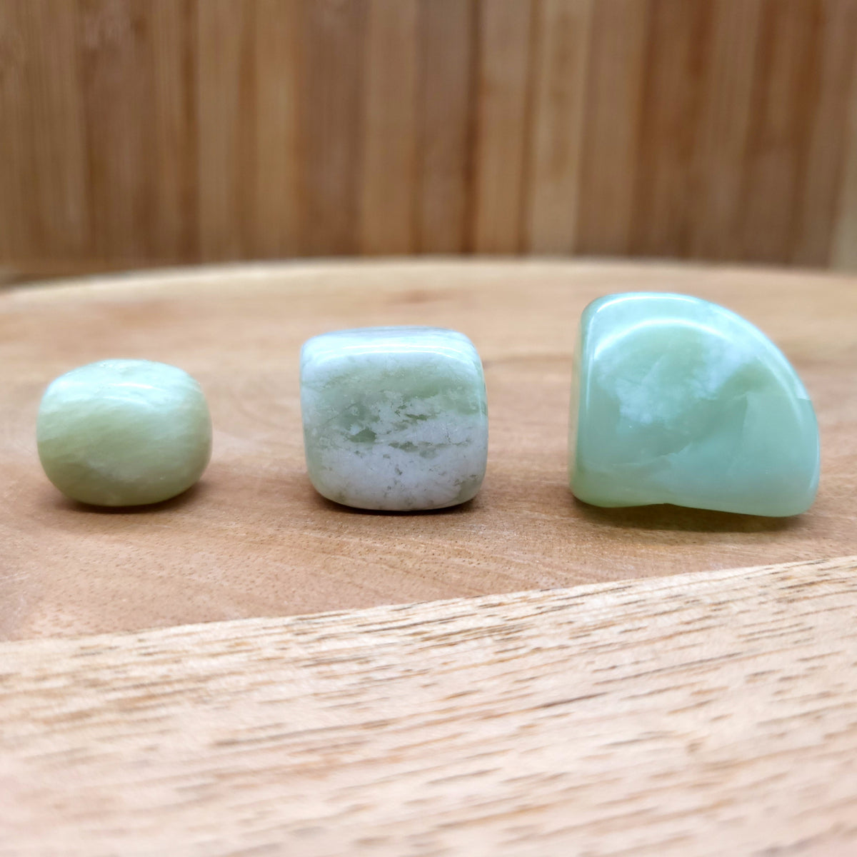 JADE DE CHINE EN PETITES PIERRES POLIES ET/OU BRUTES
