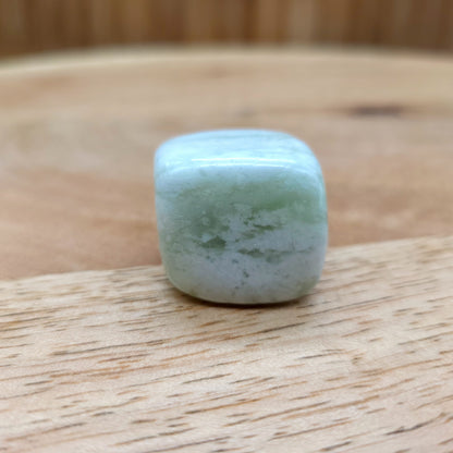 JADE DE CHINE EN PETITES PIERRES POLIES ET/OU BRUTES