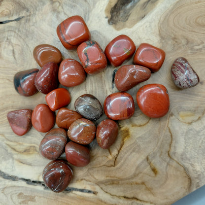 JASPE ROUGE EN PETITES PIERRES POLIES ET/OU BRUTES