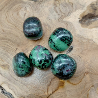 RUBIS ZOÏSITE EN PETITES PIERRES POLIES ET/OU BRUTES