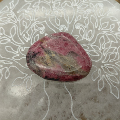 RHODOCHROSITE EN PETITES PIERRES FORME DE GALETS PLATS ET/OU PIERRES BRUTES