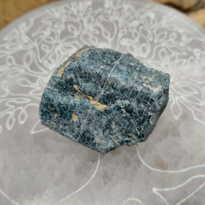 APATITE BLEUE EN PETITES PIERRES POLIES ET/OU BRUTES
