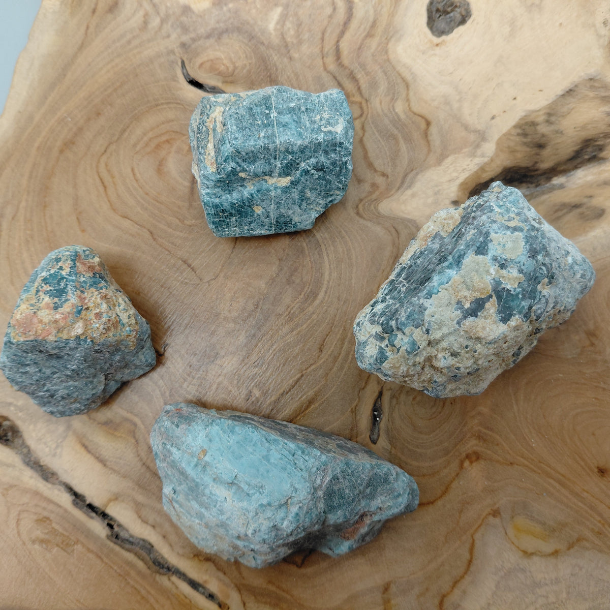 APATITE BLEUE EN PETITES PIERRES POLIES ET/OU BRUTES