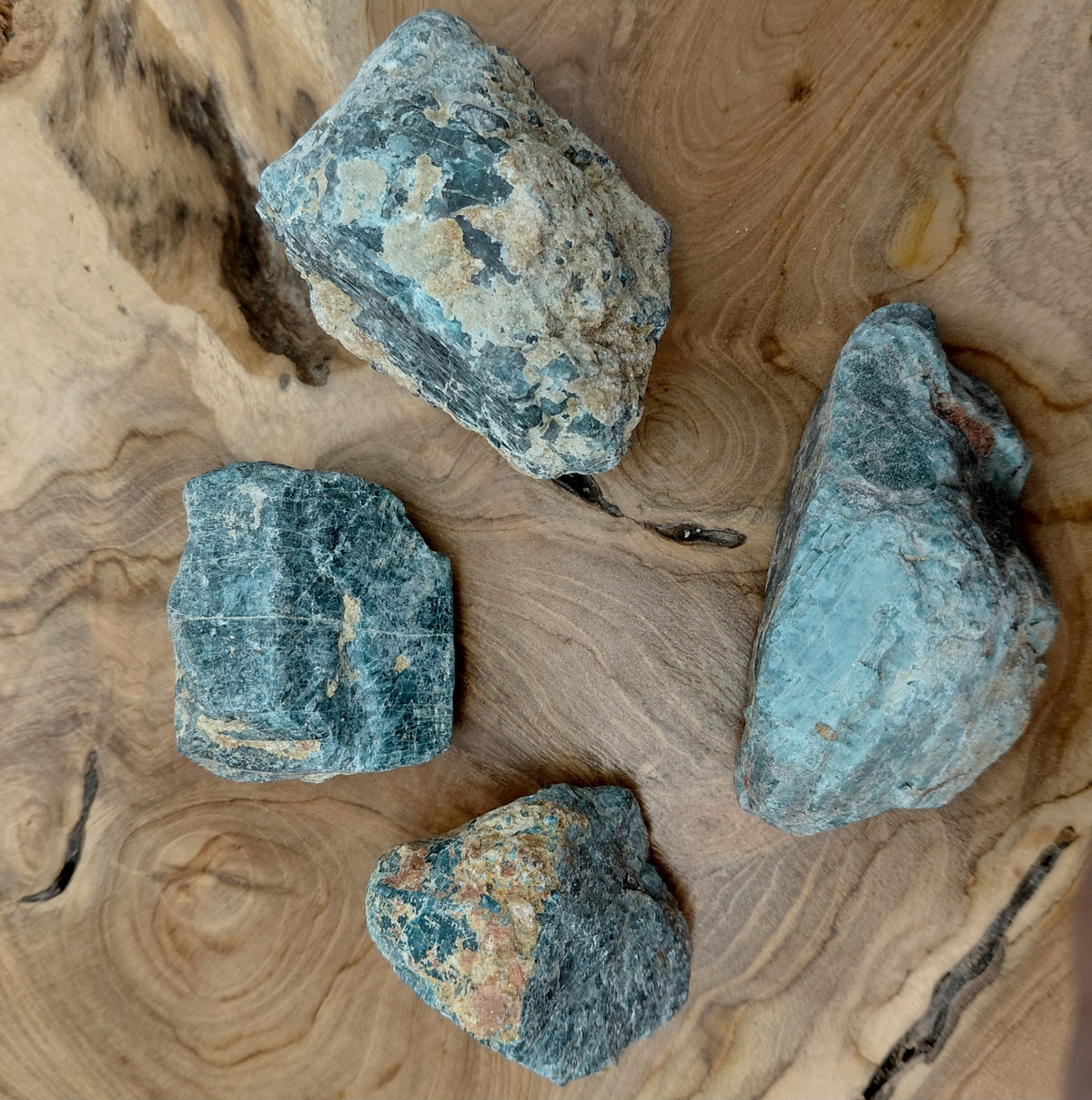 APATITE BLEUE EN PETITES PIERRES POLIES ET/OU BRUTES