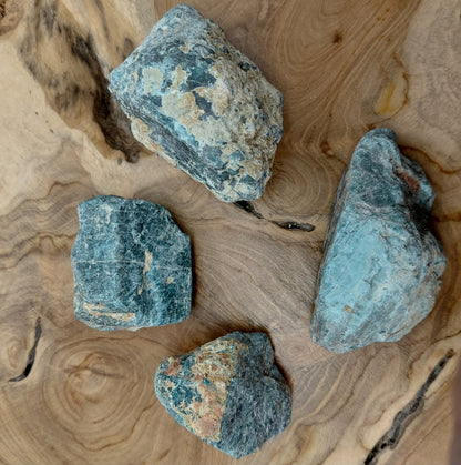 APATITE BLEUE EN PETITES PIERRES POLIES ET/OU BRUTES