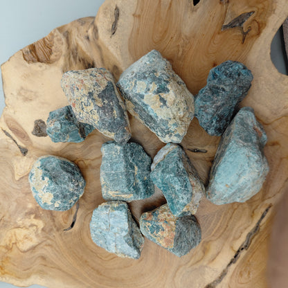 APATITE BLEUE EN PETITES PIERRES POLIES ET/OU BRUTES