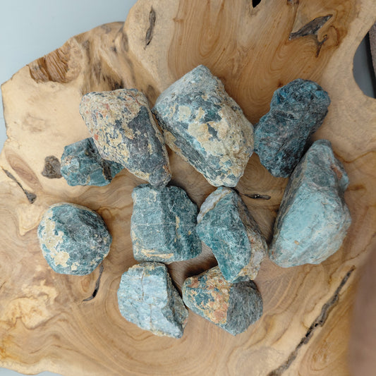APATITE BLEUE EN PETITES PIERRES POLIES ET/OU BRUTES