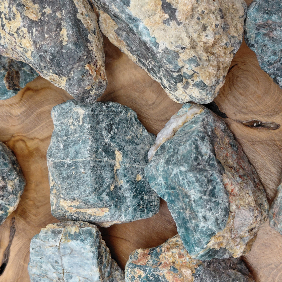 APATITE BLEUE EN PETITES PIERRES POLIES ET/OU BRUTES