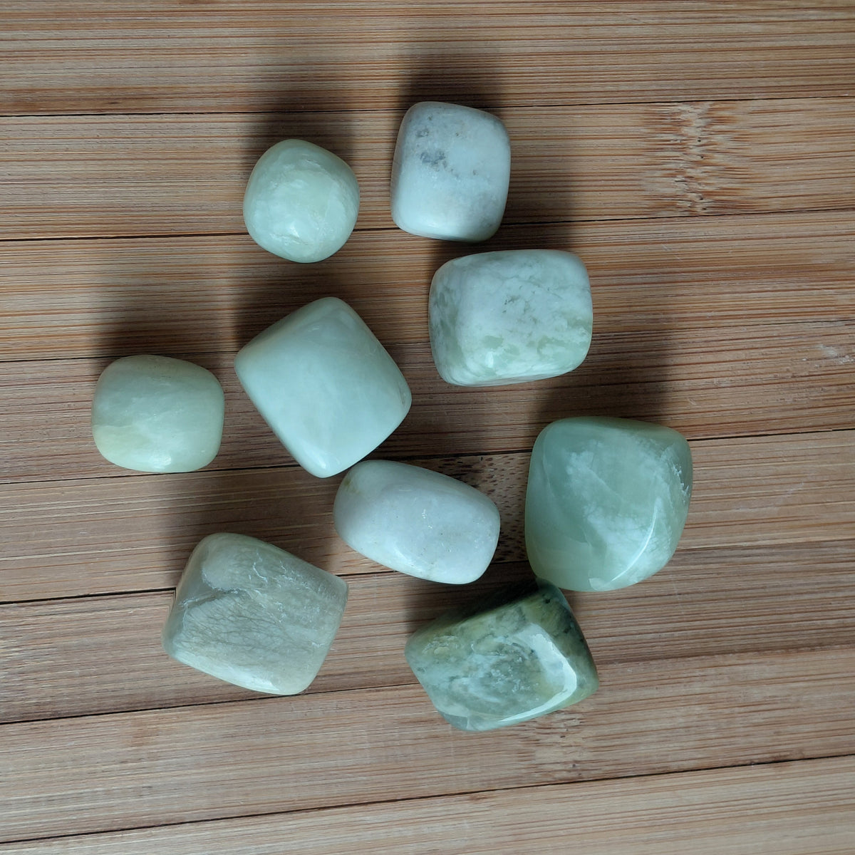 JADE DE CHINE EN PETITES PIERRES POLIES ET/OU BRUTES