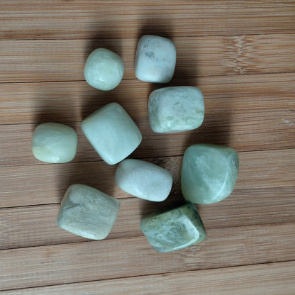 JADE DE CHINE EN PETITES PIERRES POLIES ET/OU BRUTES