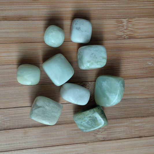 JADE DE CHINE EN PETITES PIERRES POLIES ET/OU BRUTES