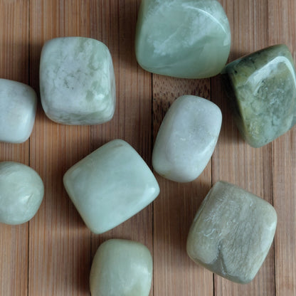 JADE DE CHINE EN PETITES PIERRES POLIES ET/OU BRUTES