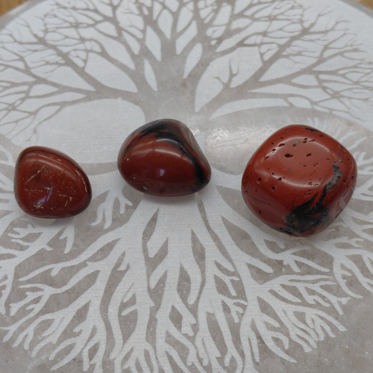 JASPE ROUGE EN PETITES PIERRES POLIES ET/OU BRUTES
