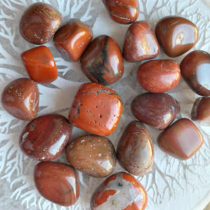 JASPE ROUGE EN PETITES PIERRES POLIES ET/OU BRUTES