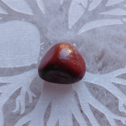JASPE ROUGE EN PETITES PIERRES POLIES ET/OU BRUTES