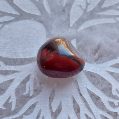 JASPE ROUGE EN PETITES PIERRES POLIES ET/OU BRUTES