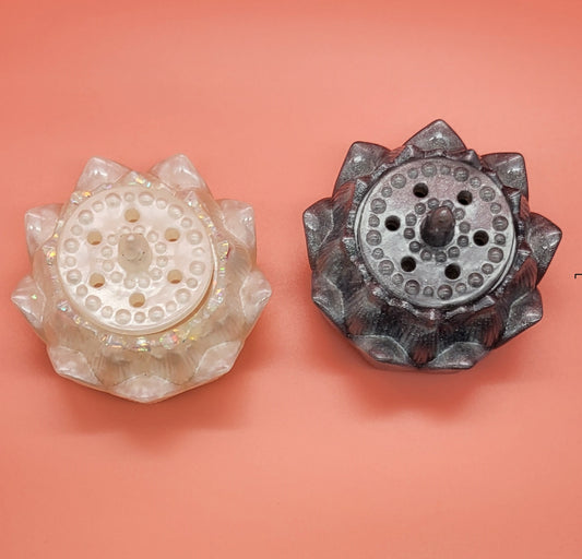 SUPPORTS À ENCENS ET BOUGIES " FLEURS LOTUS ZEN " + COUVERCLE A TROUS  – BOITES + DÉCORATIONS ARTISANALES, UNIQUES & ORIGINALES AU CHOIX