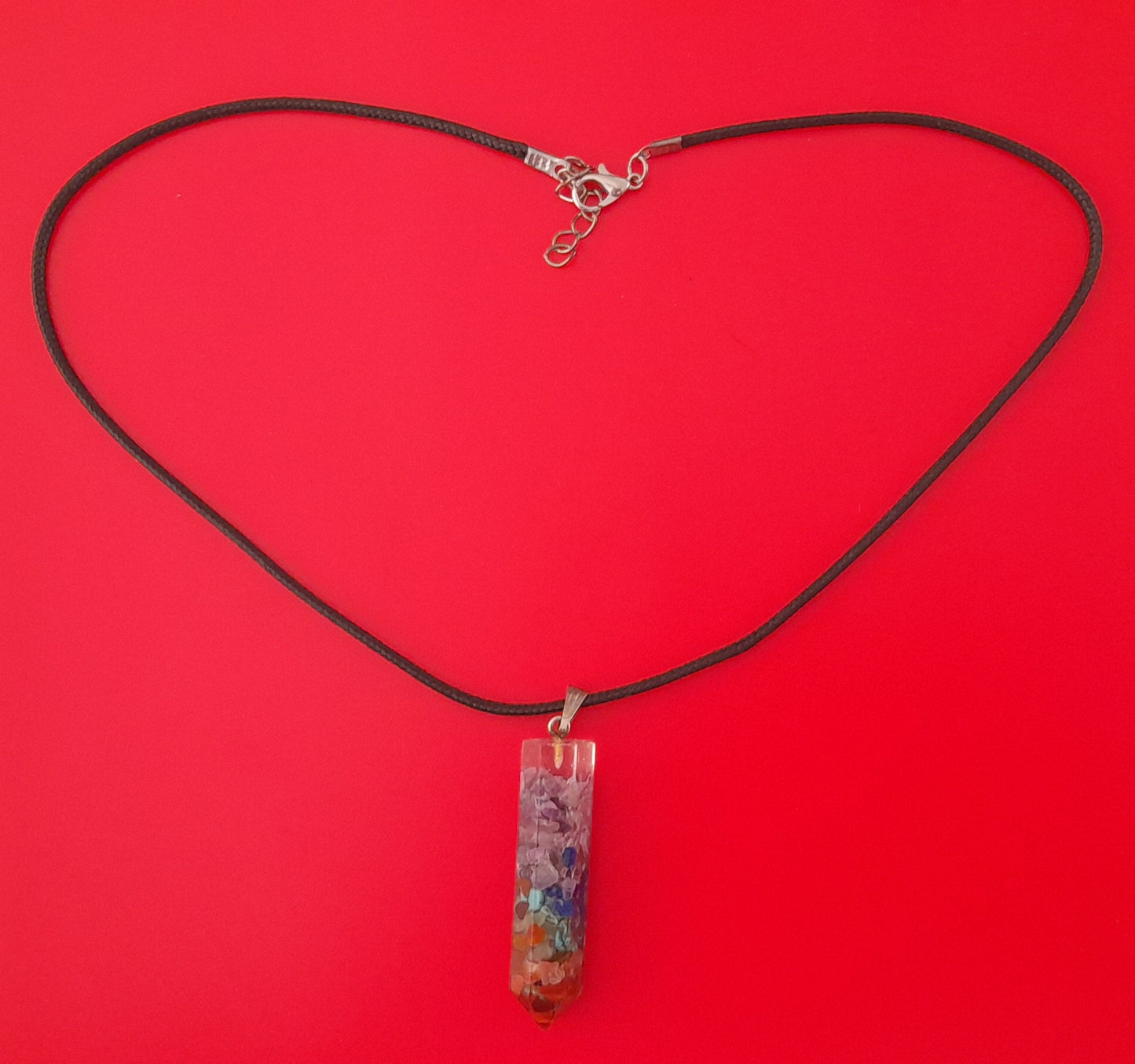 COLLIER + PENDENTIF 7 CHAKRAS EN POINTE FORME PENDULE AVEC PIERRES - ARTISANAL & UNIQUE