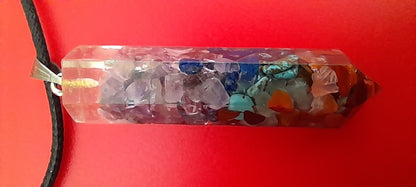 COLLIER + PENDENTIF 7 CHAKRAS EN POINTE FORME PENDULE AVEC PIERRES - ARTISANAL & UNIQUE